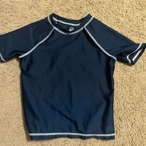 Boy’s Wonder Nation navy blue short sleeve rash guard in size 4T